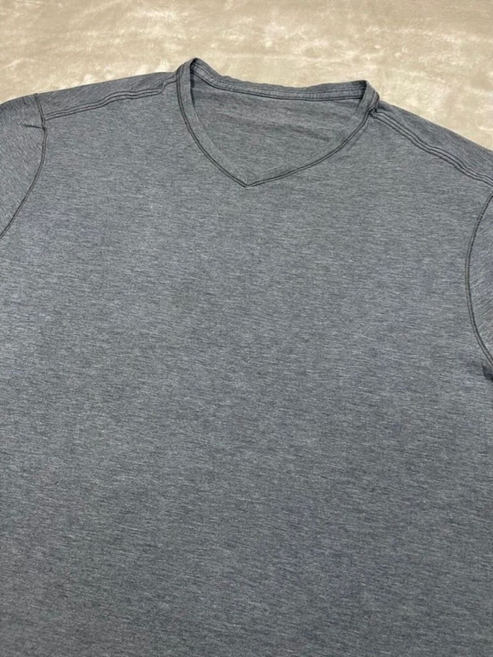 Lululemon V-Neck T-Shirt Men XL Extra Large Gray Basic Short Sleeve Gym Training